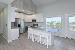 ثلاجة، ميكروويف، فرن، موقد طهي مسطح