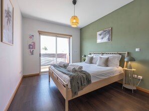 2 bedrooms, travel cot, WiFi, bed sheets