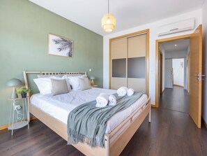 2 bedrooms, travel crib, WiFi, bed sheets