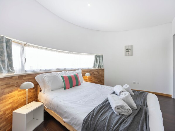2 bedrooms, travel crib, WiFi, bed sheets