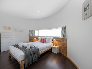 2 bedrooms, travel cot, WiFi, bed sheets