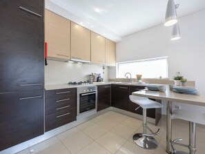 Fridge, oven, stovetop, dishwasher