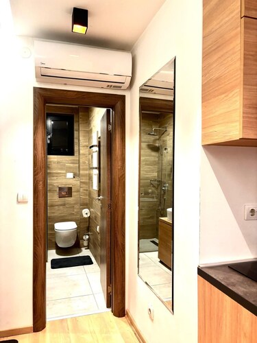 Modern One-Bedroom Retreat – Walk to Everything
