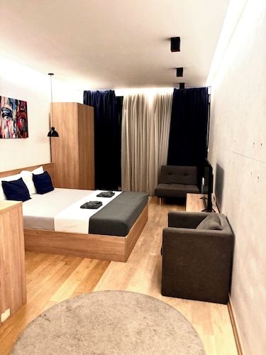 Modern One-Bedroom Retreat – Walk to Everything