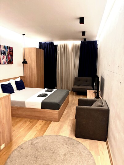 Modern One-Bedroom Retreat – Walk to Everything