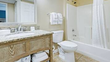 SĂšche-cheveux, serviettes fournies, savon, papier toilette