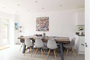 5 habitaciones, escritorio y acceso a internet
