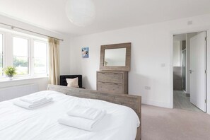 House | 5 bedrooms, Internet - Modern Family Retreat Nr Beaches and Marina (Chichester)