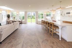 5 bedrooms, Internet - Newly Renovated Beachside Retreat for 10 (Chichester)