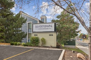A building labeled "Silver Town Condominiums" with numbers 1505 and 1509. - Powder Pad Park Ave | Ski, Après & Downtown Fun (Park City)