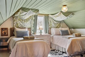 3 bedrooms, iron/ironing board, WiFi, bed sheets - Farmhouse Retreat - Near Pigeon Forge & Dollywood (Sevierville)