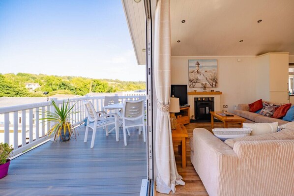 Outdoor dining - Spacious 6 Bed Lodge - Stepaside (Pembrokeshire)