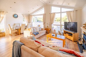 TV, fireplace - Spacious 6 Bed Lodge - Stepaside (Pembrokeshire)