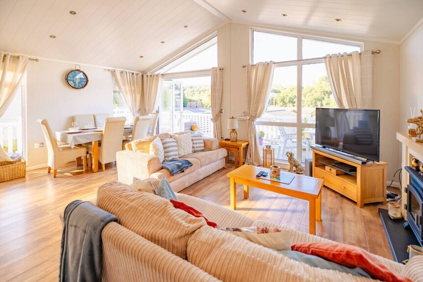 Spacious 6 Bed Woodland Lodge - Near Saundersfoot And Pet Friendly! - Narberth