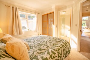 3 bedrooms, desk, iron/ironing board, free WiFi - Spacious 6 Bed Lodge - Stepaside (Pembrokeshire)