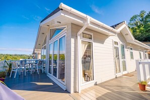 Outdoor dining - Spacious 6 Bed Lodge - Stepaside (Pembrokeshire)