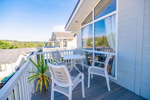 Outdoor dining - Spacious 6 Bed Lodge - Stepaside (Pembrokeshire)