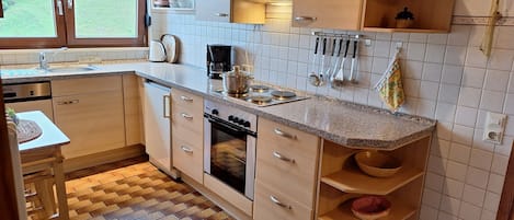 Fridge, oven, stovetop, dishwasher