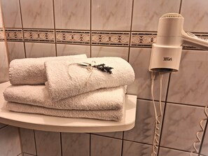 Shower, hair dryer, towels - Christianshof - Holiday Apartment '3' with Mountain View, Shared Garden and Wi-Fi (Oppenau)
