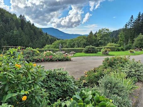 Parco della struttura. Christianshof - Appartamento '3' con vista sulle montagne, giardino comune e Wi-Fi