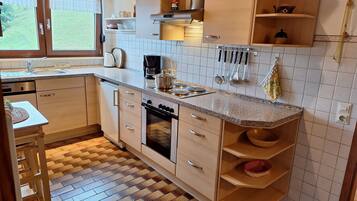 Frigorifero, forno, piano cottura, lavastoviglie