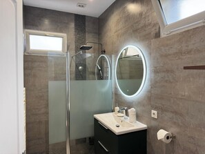 Jetted tub, hair dryer, towels, soap