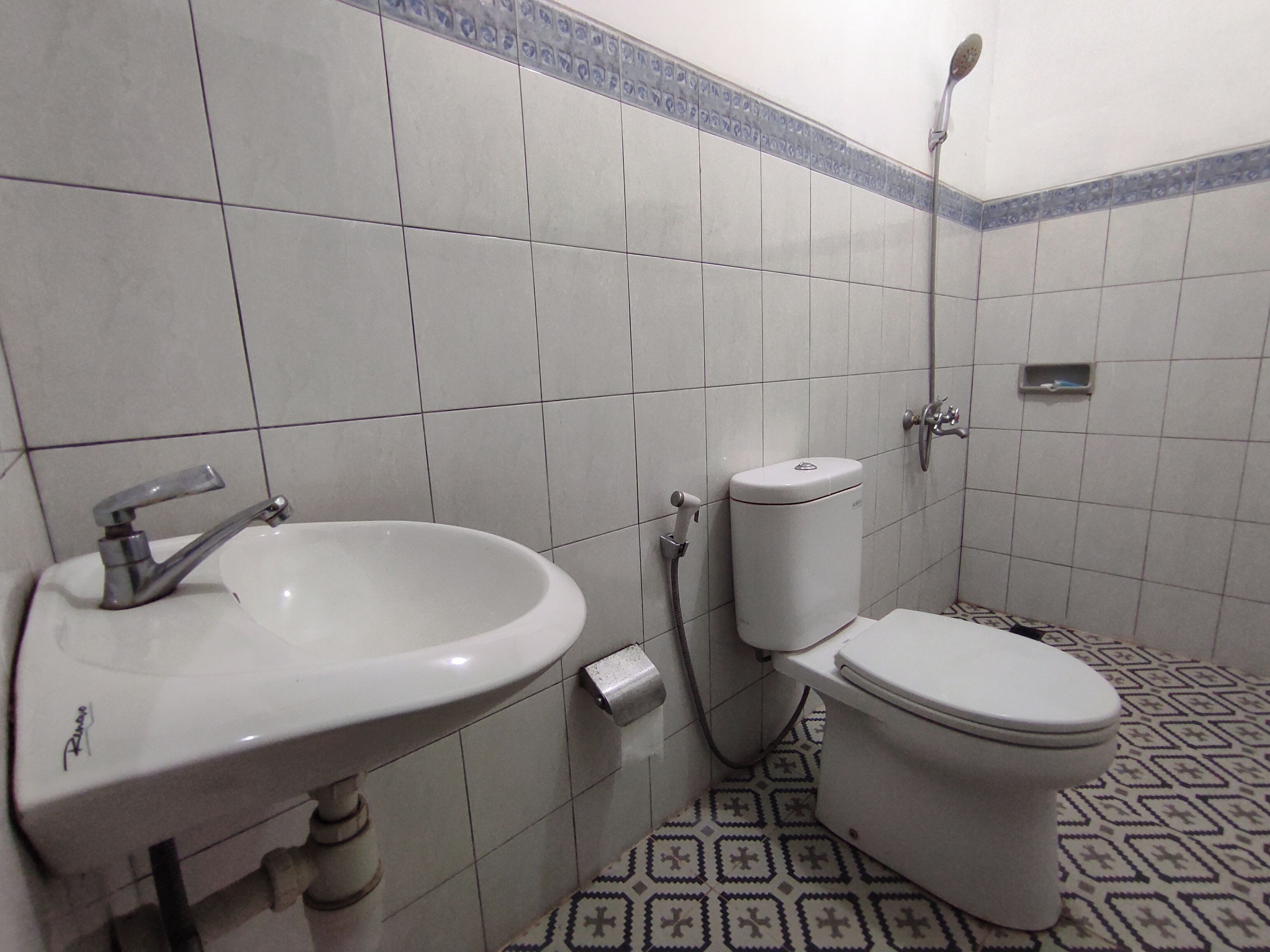 Standard Single Room | Bathroom | Combined shower/tub, slippers, soap, toilet paper