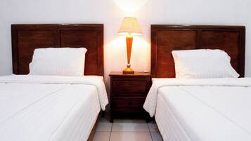 Standard Single Room | Desk, bed sheets