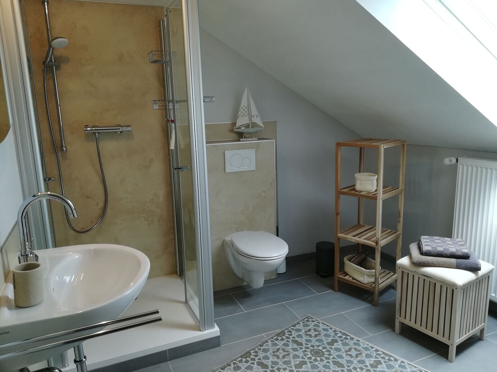 Douche, sèche-cheveux, serviettes fournies