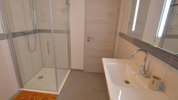 Douche, sĂšche-cheveux, serviettes fournies