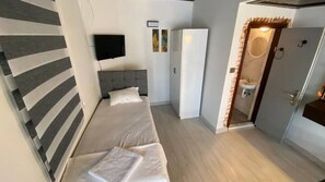 三人房 | 客房內保險箱、筆電工作空間、熨  斗/熨衣板、免費無線上網