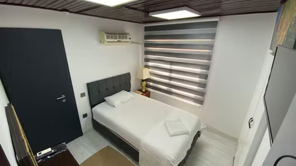Single Room | In-room safe, laptop workspace, iron/ironing board, free WiFi