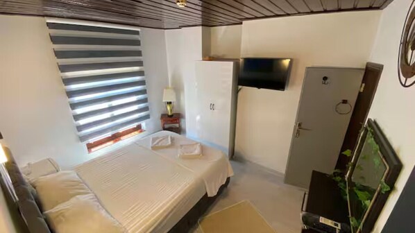 Double or Twin Room | In-room safe, laptop workspace, iron/ironing board, free WiFi