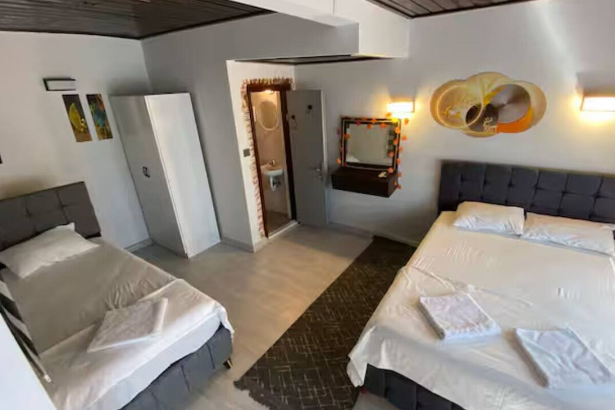 Triple Room | In-room safe, laptop workspace, iron/ironing board, free WiFi