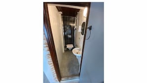 Triple Room | Bathroom | Shower, hair dryer, slippers, towels - NİAGRA (Antalya)