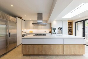 4 bedrooms, Internet - Spacious 4-bed Near City Sea (Chichester)