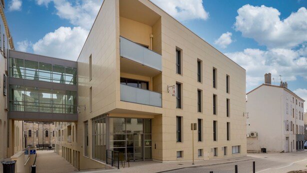 A modern building with a flat facade, large windows, and a balcony. - Zenao Appart'hôtels Mâcon (Mâcon)