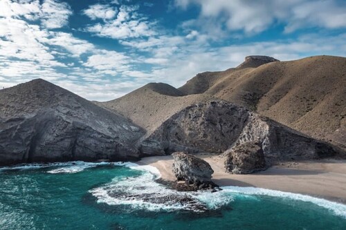 Beachfront flat: King bed, pool, parking, heated