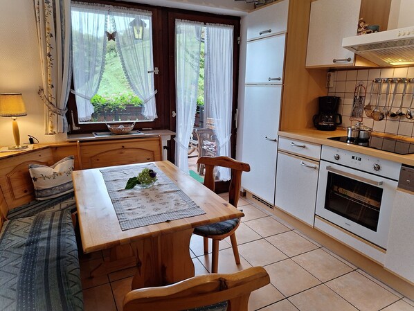 Fridge, oven, stovetop, dishwasher