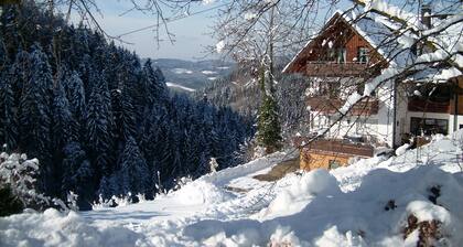 Christianshof - Holiday Apartment '2' with Mountain View, Shared Garden and Wi-Fi