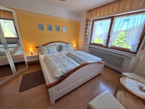 1 bedroom, WiFi, bed sheets - Christianshof - Holiday Apartment '2' with Mountain View, Shared Garden and Wi-Fi (Oppenau)