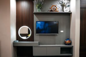 Deluxe-Suite, Stadtblick | Zimmersafe, Schreibtisch, laptopgeeigneter Arbeitsplatz