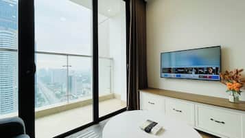 Deluxe Suite, City View | Living area