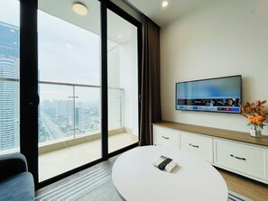 Deluxe Suite, City View | Living area