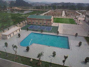 Piscina externa, salva-vidas no local