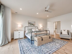 6 bedrooms, iron/ironing board, internet, bed sheets