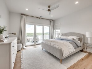 6 bedrooms, iron/ironing board, internet, bed sheets