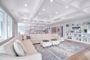 スマートテレビ、テーブルサッカー台、卓球台