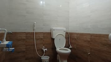 Deluxe tweepersoonskamer | Badkamer | Een douche, gratis toiletartikelen, handdoeken, zeep