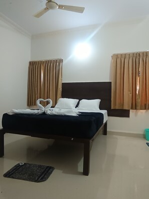 Kamar Double Deluks | Meja kerja, ruang kerja ramah laptop, dan Wi-Fi gratis